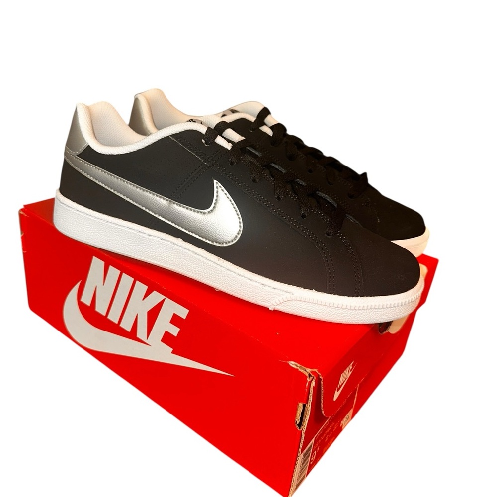 NIB WMNS NIKE COURT ROYALE